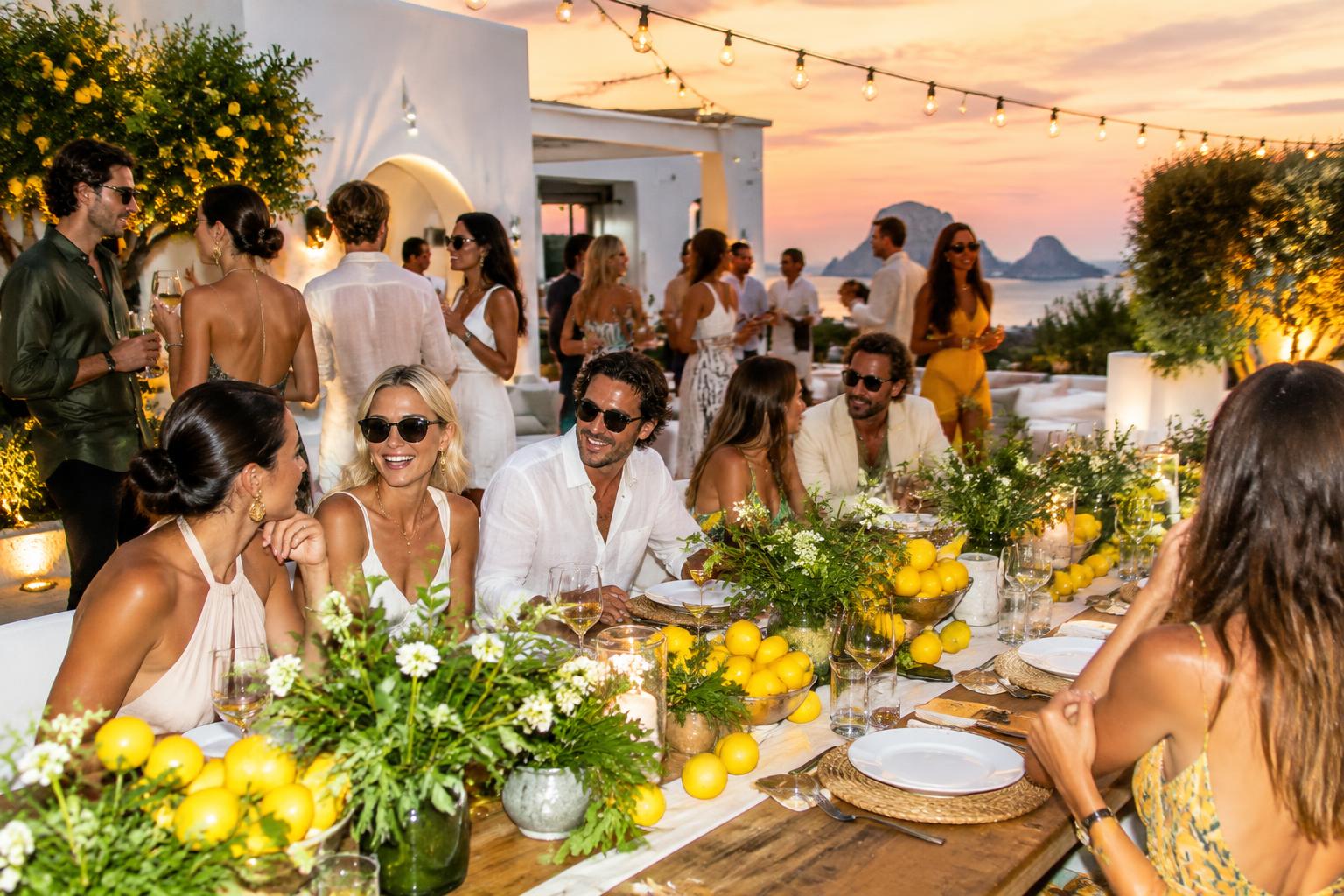 Un evento al tramonto con una tavola decorata con limoni